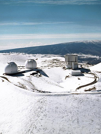雪の中のすばる望遠鏡