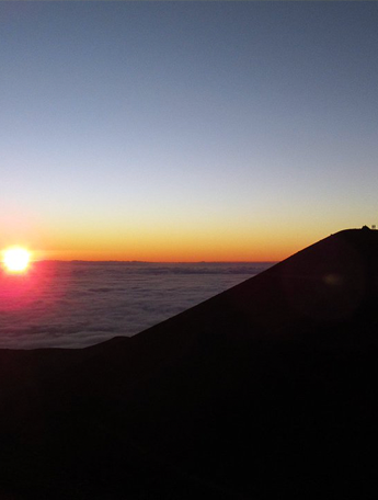 夕日とマウナケア
