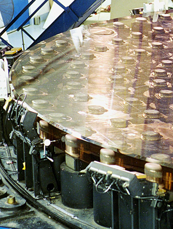 すばる望遠鏡の鏡を支える261本のアクチュエーター