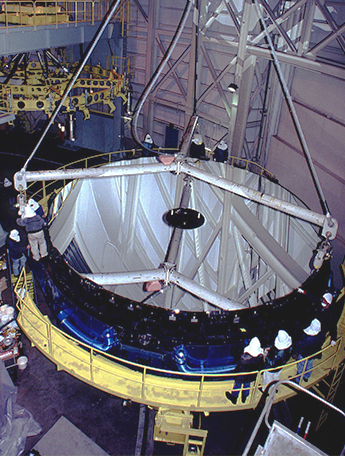 再メッキしてきれいになったばかりのすばる望遠鏡の鏡