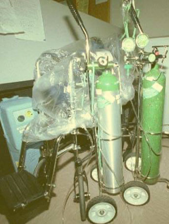 すばる望遠鏡に置いてある酸素ボンベ