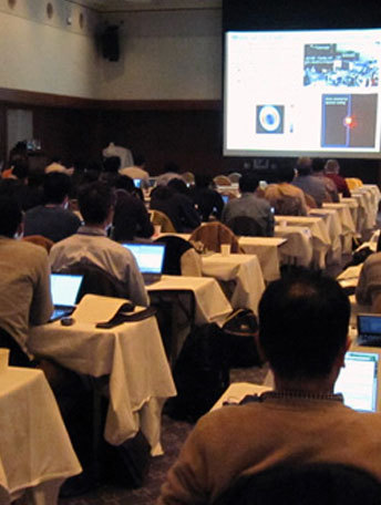 研究者が集まる会議の様子