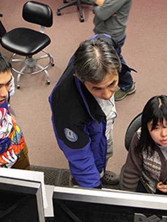 学生を指導する天文学者